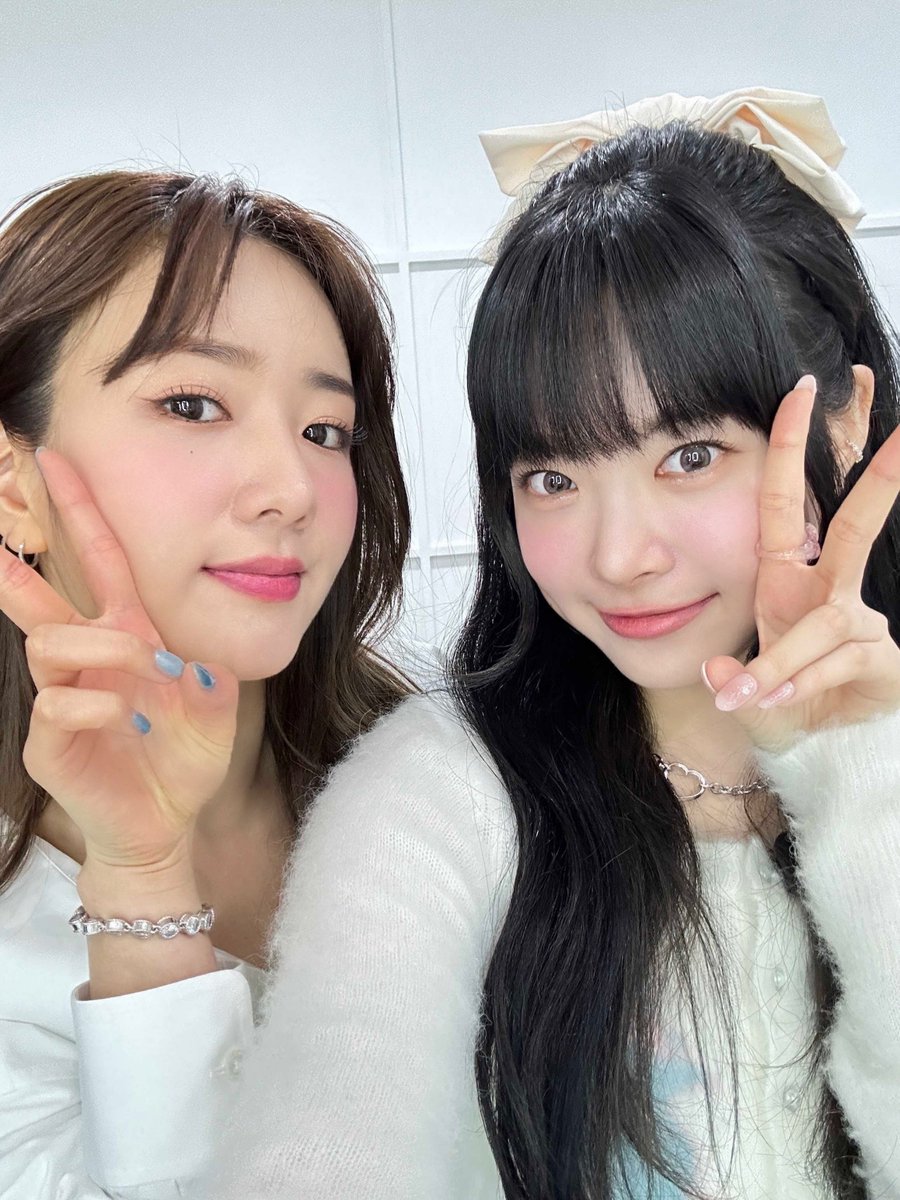 eunchae_diary's tweet photo. #은채의스타일기
뽐 선배님과의 행복했던 시간♥️
오늘 저녁 7시🕖 최초 공개합니다😊

@le_sserafim
@Apink_2011

#HONGEUNCHAE #홍은채 
#에이핑크 #Apink #보미 #BoMi

COMING SOON⬇️
https://t.co/N13ZWZZbs2 https://t.co/fusQyJ96rF