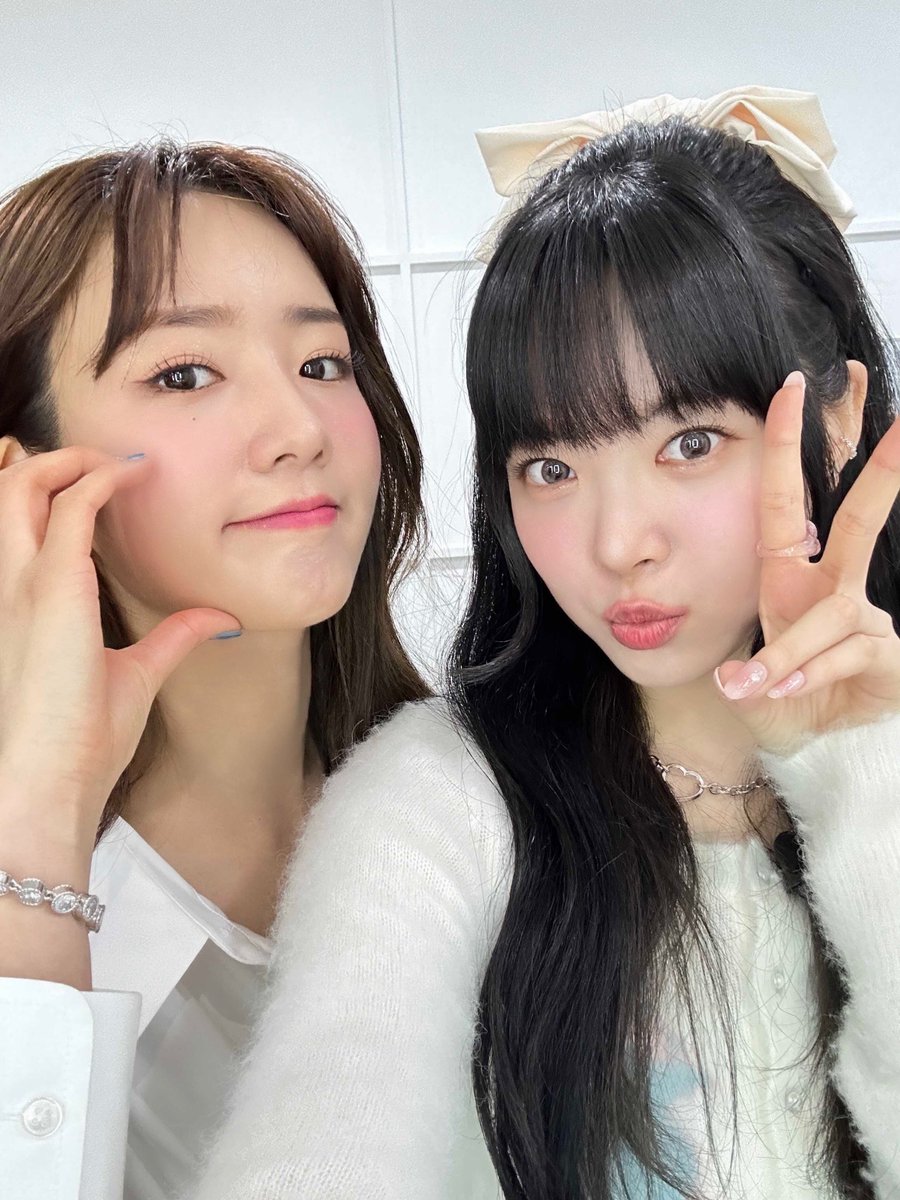 eunchae_diary's tweet photo. #은채의스타일기
뽐 선배님과의 행복했던 시간♥️
오늘 저녁 7시🕖 최초 공개합니다😊

@le_sserafim
@Apink_2011

#HONGEUNCHAE #홍은채 
#에이핑크 #Apink #보미 #BoMi

COMING SOON⬇️
https://t.co/N13ZWZZbs2 https://t.co/fusQyJ96rF
