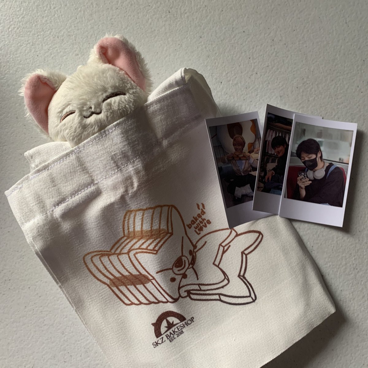 jwibox's tweet photo. #dearjwi! โ
thank you, ate @AggiB4hngg for the cute tote bag! ๐ gustong gusto namin ni yeni hehe see u sa next con ng skz! ๐ซ #AggiCorner https://t.co/nq3jRdQdoI