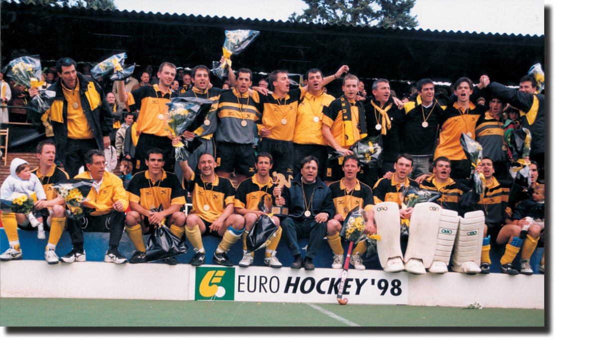 rfe_hockey's tweet photo. ... un día como hoy 💭 

En 1998 el @AtleticTerrassa conseguía su segunda Copa de EUROPA 

#HockeyEspaña | #CentenarioHockeyEspañol https://t.co/t29GWenBsZ