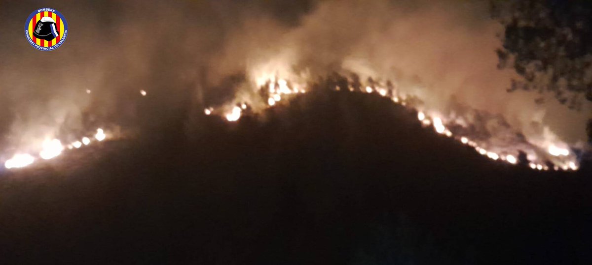 BombersValencia's tweet photo. 📸 Imatges #IFGenoves d’esta matinada i de primeres hores d’este matí. Continuem treballant. https://t.co/W055F51V7s