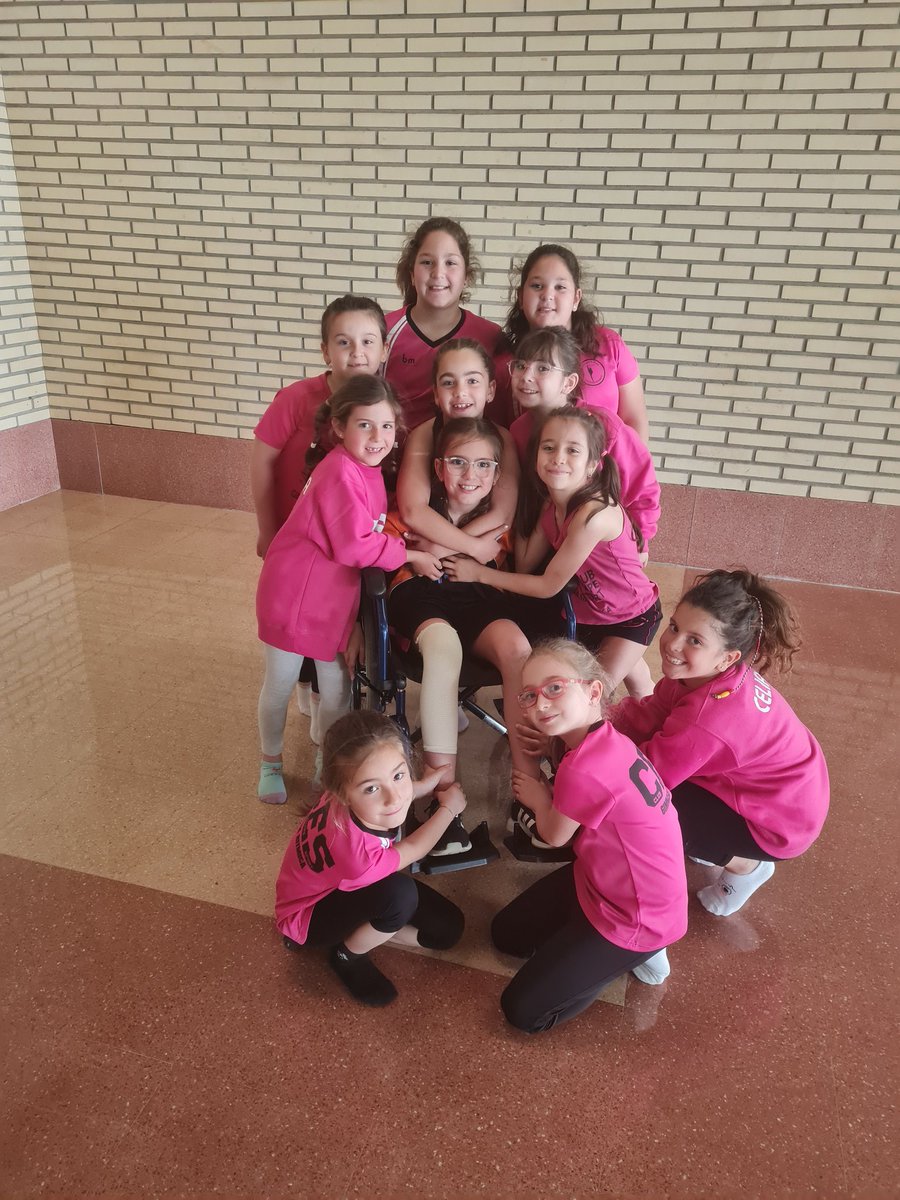 EquipeSportGR's tweet photo. Ayer tuvimos una visita super especial, nuestra preciosa Ana vino a vernos tras su lesión y la recibimos con los brazos abiertos para darle un super achuchón!😍🥰💞
Deseamos que te recuperes prontito y tenerte de nuevo con nosotras❤🤸‍♀️
#recuperatepronto
#MásQueUnClubUnaFamilia❤ https://t.co/DWtjge7ShK