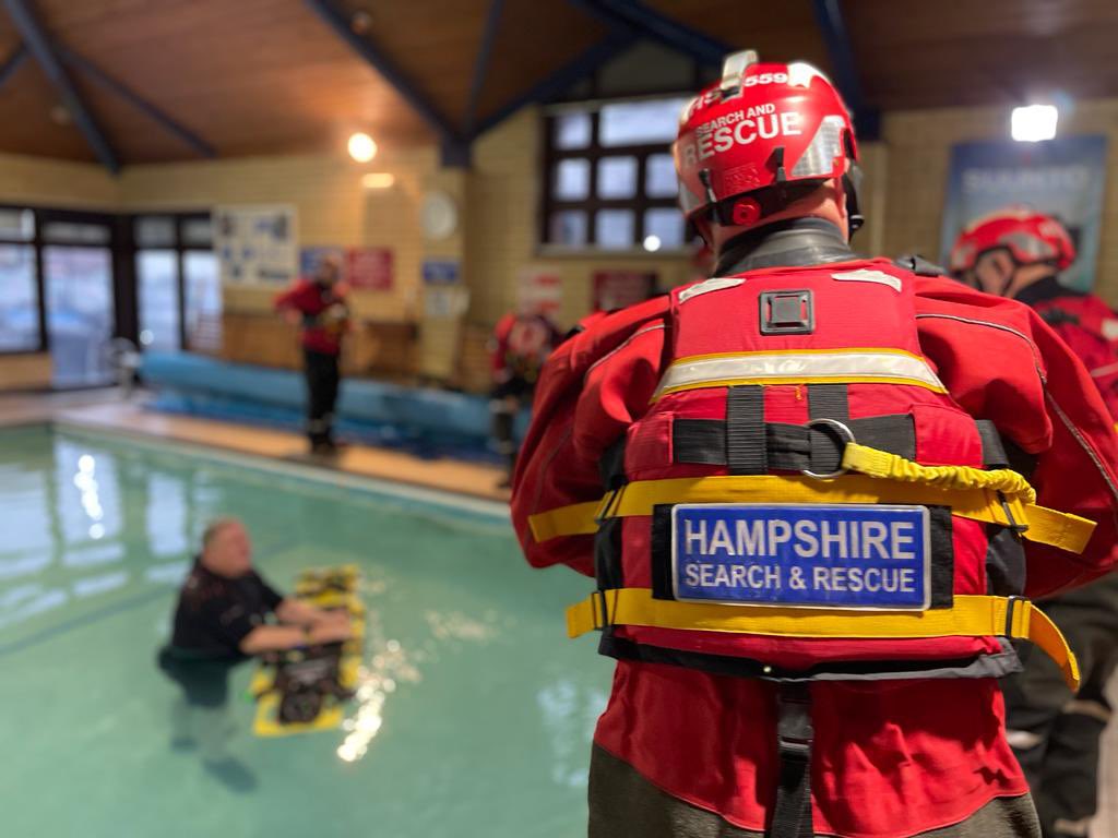 HANTSAR's tweet photo. Our Water Team visited @AndarkDiving to practice in their pool. Practicing handling casualties, working with spinal boards and got to experience underwater escape training.
A massive thank you to the team at Andark who continue to support us.
#waterteam #hantsar20 #hantsar https://t.co/KZahgEULoq