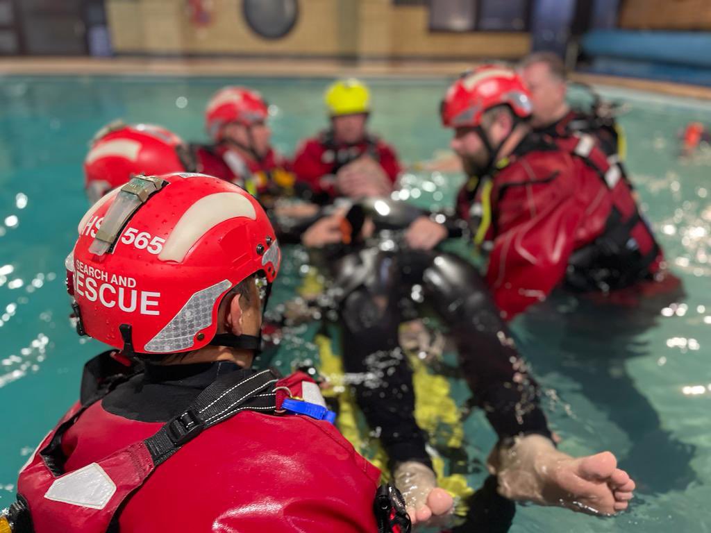 HANTSAR's tweet photo. Our Water Team visited @AndarkDiving to practice in their pool. Practicing handling casualties, working with spinal boards and got to experience underwater escape training.
A massive thank you to the team at Andark who continue to support us.
#waterteam #hantsar20 #hantsar https://t.co/KZahgEULoq