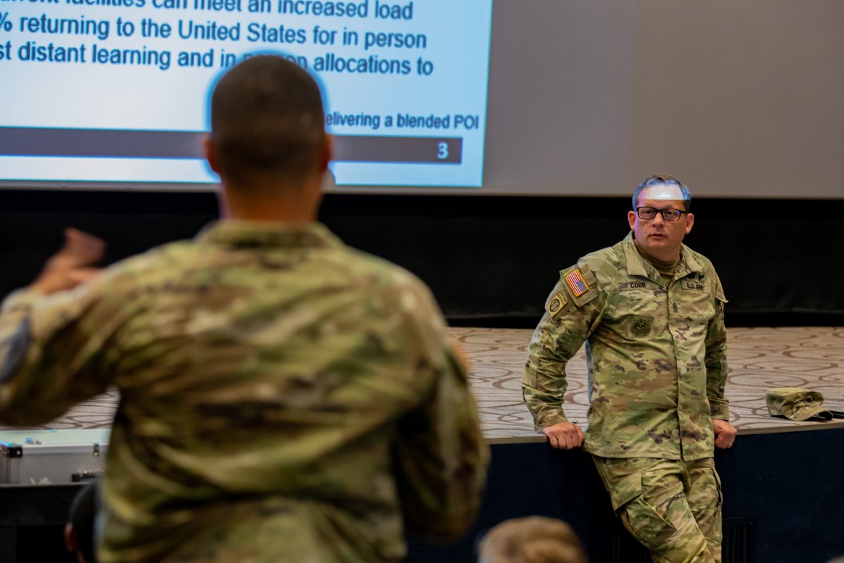 Four CSMs provided valuable professional development today at @USAGHumphreys. CSM Daniel Hendrex, @TRADOC, was joined by CSM Stephen Helton, @USArmyDoctrine, former 8A CSM, CSM Jason Schmidt, @NCOLCoE, & our very own CSM Robert Cobb provided two sessions to enlisted Soldiers.