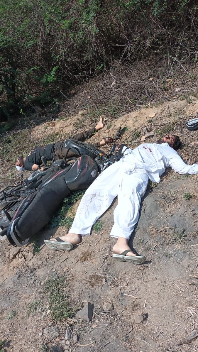 arvindosle's tweet photo. अशद के एनकाउंटर के बाद की तस्वीरे आई सामने  मोटर साइकिल से भागने की कोशिश में थे अशद और मो०गुलाम  जालीदार टोपी लगाकर भाग रहे थे दोनो शूटर  #अतीक़अहमद #AtiqueAhmed #Encounter "असद अहमद" #BreakingNews https://t.co/0iICmlzN4W