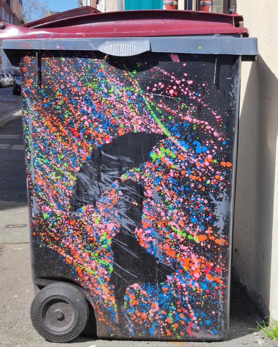 PatrickFavrel's tweet photo. #StreetArt & Trash : A Colourful umbrella-girl by #MosArt.
This trash has ten years...😉 https://t.co/yguCc60E0V
