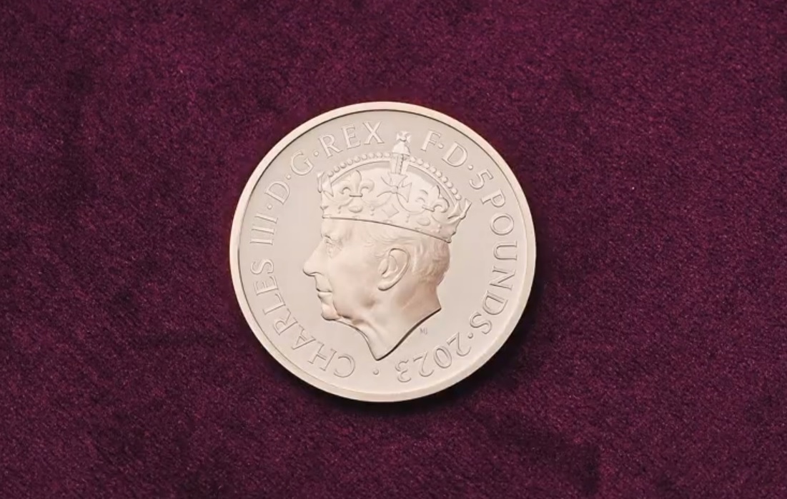 Coronation2023's tweet photo. A special link with his grandfather as King Charles is shown crowned, on a coin, for the first time.

The King is portrayed in the Tudor crown, which was actually destroyed in the 1640s.

However, it was sometimes used for portraits of 20th century kings, including George VI. https://t.co/G3uuj396W1