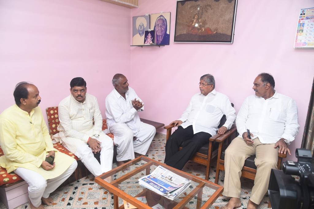 आज पुणे ग्रामीण दौऱ्याची सुरुवात विठ्ठलवाडी येथील राष्ट्रीय स्वयंसेवक संघाचे ज्येष्ठ स्वयंसेवक संभाजी आप्पा गवारे यांच्या निवासस्थानाला सदिच्छा भेट देऊन झाली. या भेटीदरम्यान संभाजी आप्पा गवारे यांच्या कुटुंबियांशी अनौपचारिक संवाद साधला. तसेच संभाजी आप्पा गवारे यांच्याशी बोलताना