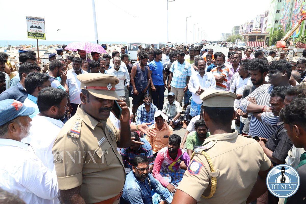dt_next's tweet photo. Nochikuppam fishermen held a protest against the Greater Chennai Corporation for removing the fish stalls at Pattinampakkam loop road.
📸 @_Hemanathan_
NOTE: Thread (1/2)
#FishermenProtest #NochikuppamFishermen #Fishermen #protest #GCC #ChennaiCorporation #fishstalls #Chennai https://t.co/uj2DSurgGd