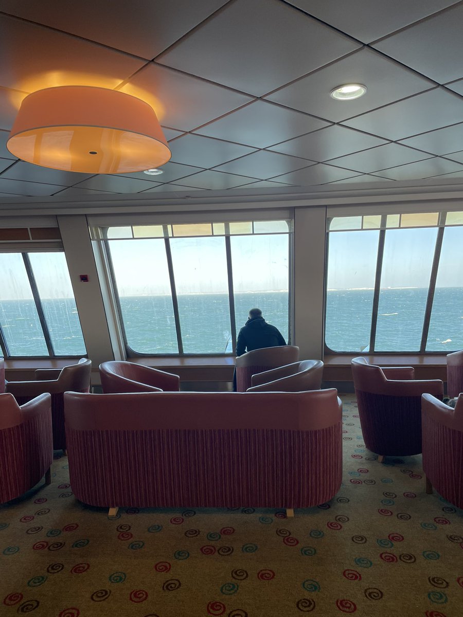 Mae Bws 2 yn ôl ar dir Prydain!  Mae disgyblion y 6ed dosbarth a blwyddyn 10 mewn hwyliau da ar ran olaf y daith. 😎