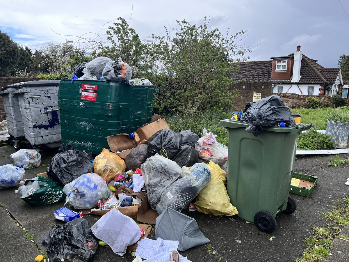 lisaldw's tweet photo. @lambeth_council @SoniaWinifred @adem_ibtisam I’ve emailed and hope it doesn’t take 10WD to sort this out.  It’s getting worse….
What’s going on @lambeth_council ? https://t.co/9RrlHLyUah