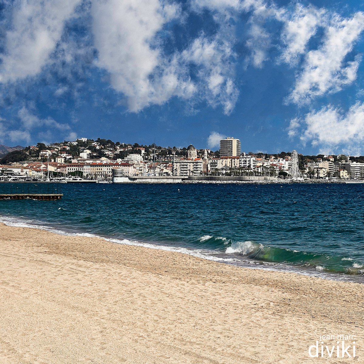 Saint-Raphaël depuis Fréjus Plage !
Un emplacement de premier choix pour les murs libres d’un local commercial en front de mer, face à la plage du Capitole.

À découvrir ici 👉 bit.ly/3HwzXew 
#fréjus #3gimmo #frejusplage #saintraphael