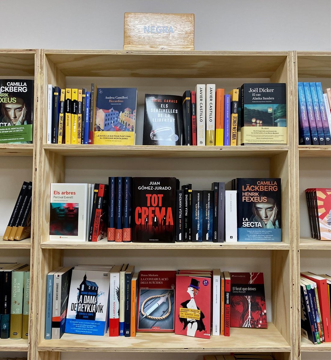 Comencem a omplir les prestatgeries amb les nostres dèries...