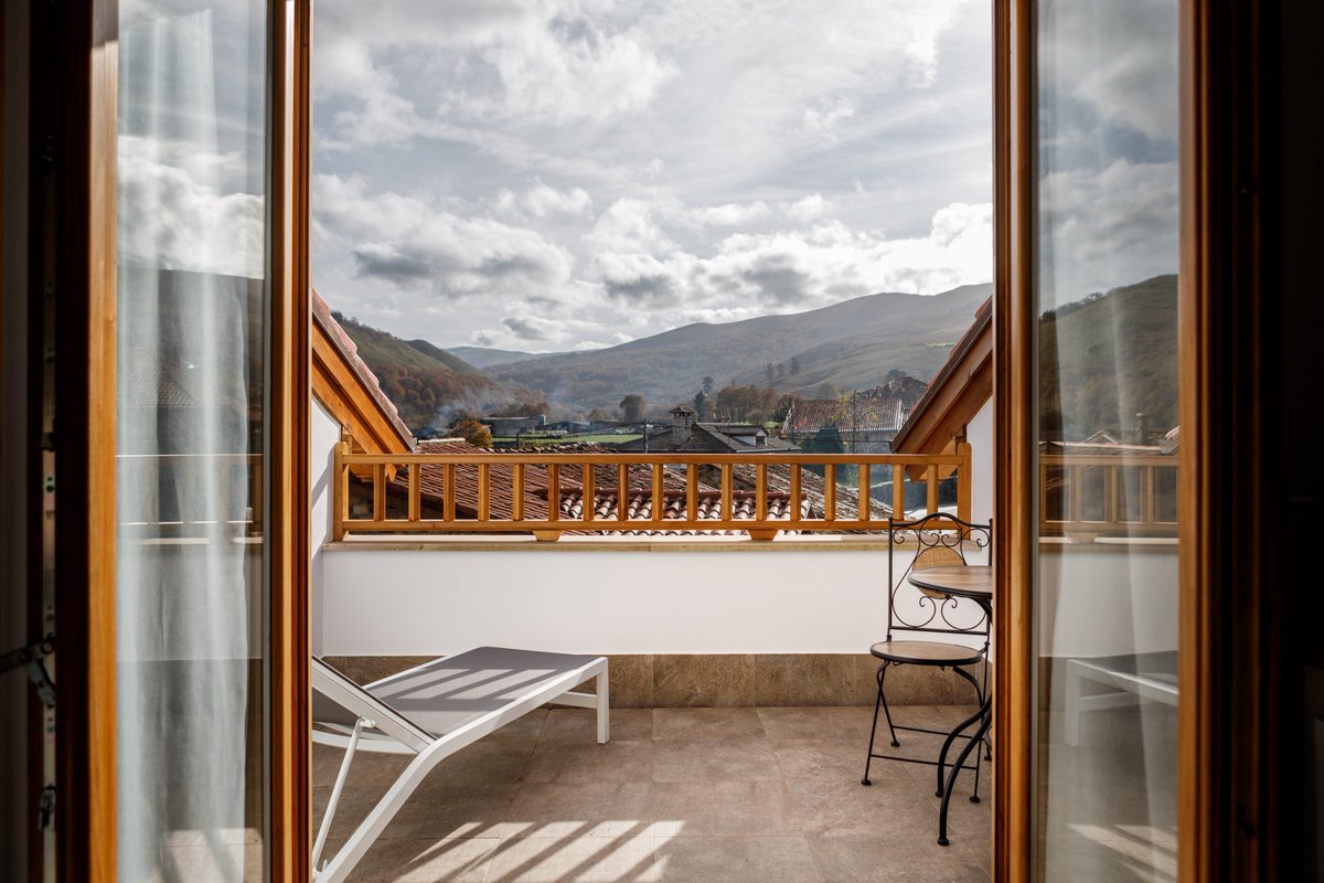 Damos la bienvenida a nuestra Asociación a un nuevo establecimiento: Posada Fuente Juliana, en el precioso pueblo de Ucieda, puerta de entrada a la Reserva Natural del Saja. Cuenta con 6 preciosas habitaciones y un apartamento, así como restaurante.
turismoruralcantabria.com