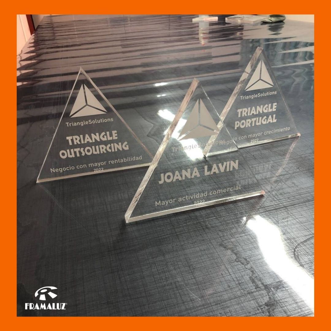 framaluz's tweet photo. Triangle Solutions es una gran empresa de recursos humanos para la que realizamos estos premios tan originales en metacrilato incoloro con grabado láser, por supuesto, con forma de triángulo porque la marca de la empresa debe estar presente en todos los detalles 🔺 https://t.co/XBSF3I6EZo