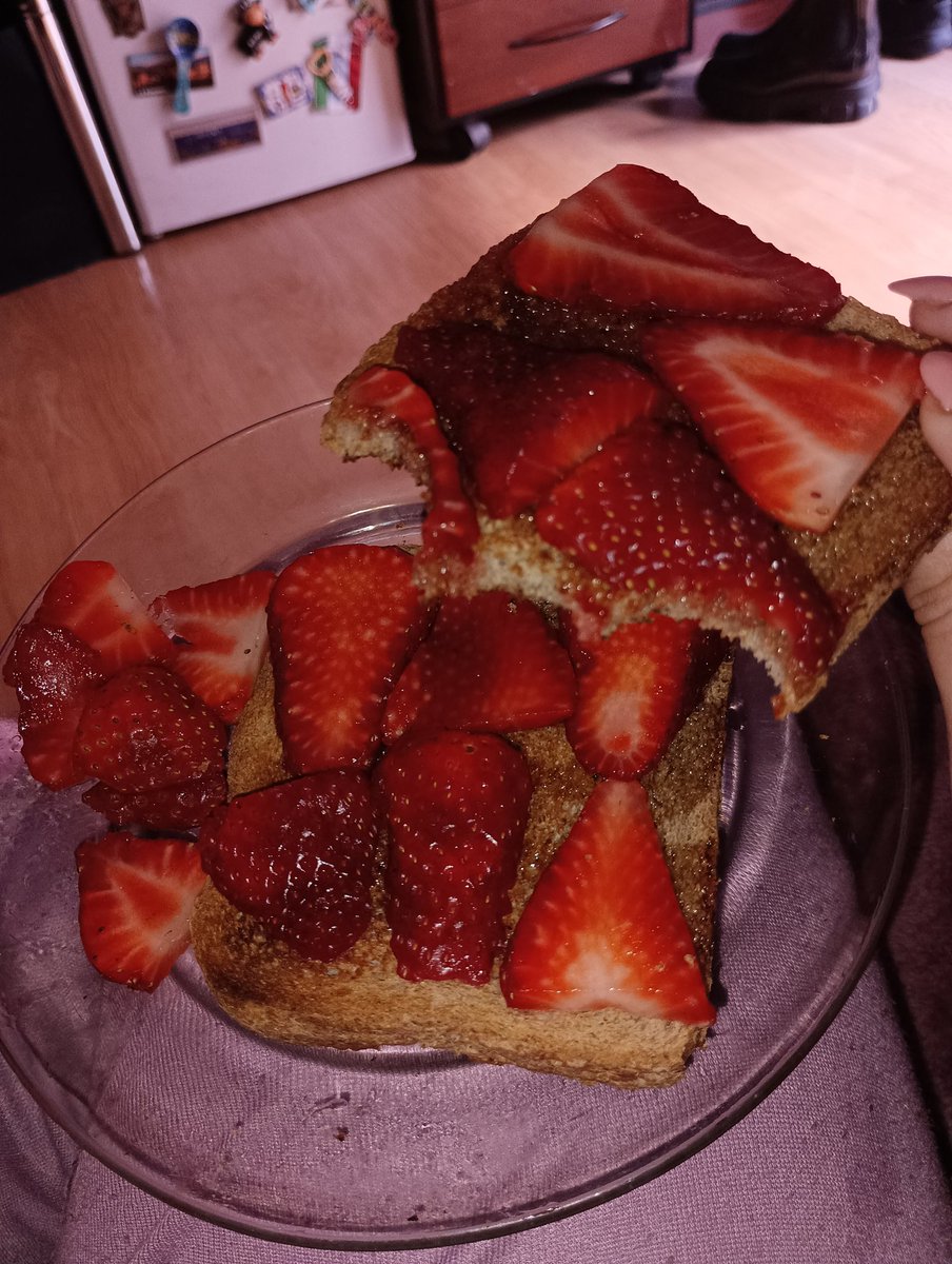 Me siento tan "Desayuno de Inst" y todo porque se me iban a dañar las fresas 🤣 #BuenosDias