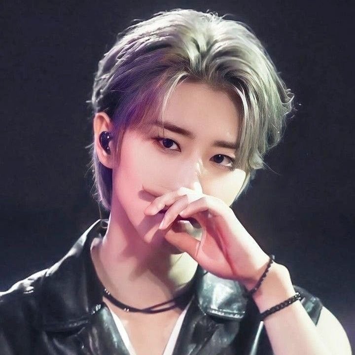 imilvwthserus's tweet photo. #minsung au
джисон идёт работать на журналиста просто потому что другого выхода нету. хорошие деньги нужны. а именно здесь ему сделали выгодное предложение.
там хан знакомится с назойливым парнем, который хоть и бесит, по-началу, но вдруг помогает ему вновь ощутить счастье https://t.co/zRDZyUGdln