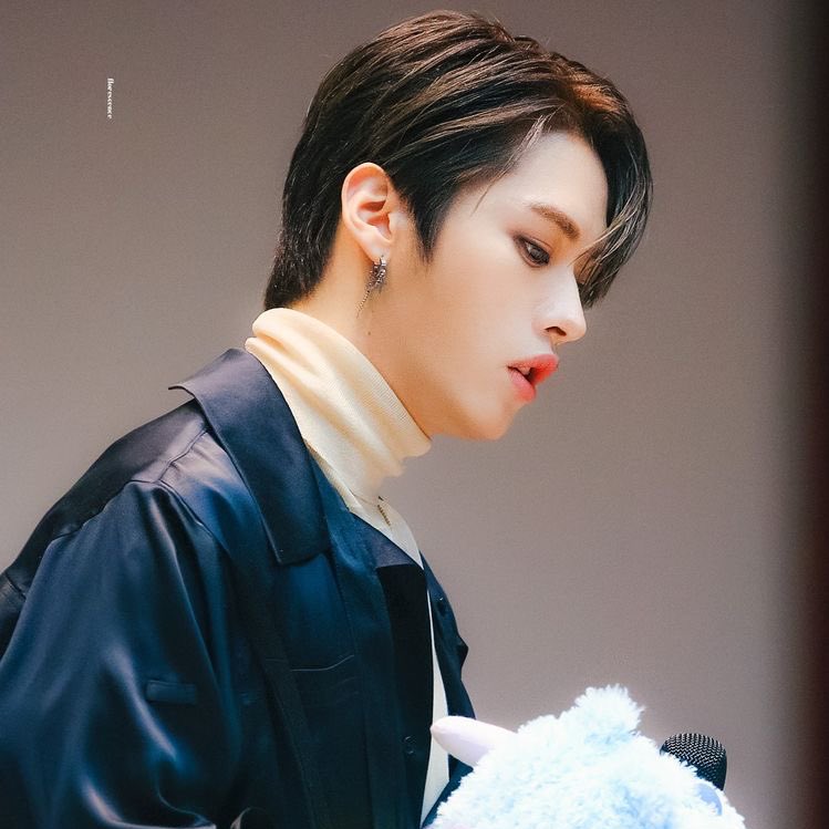 imilvwthserus's tweet photo. #minsung au
джисон идёт работать на журналиста просто потому что другого выхода нету. хорошие деньги нужны. а именно здесь ему сделали выгодное предложение.
там хан знакомится с назойливым парнем, который хоть и бесит, по-началу, но вдруг помогает ему вновь ощутить счастье https://t.co/zRDZyUGdln