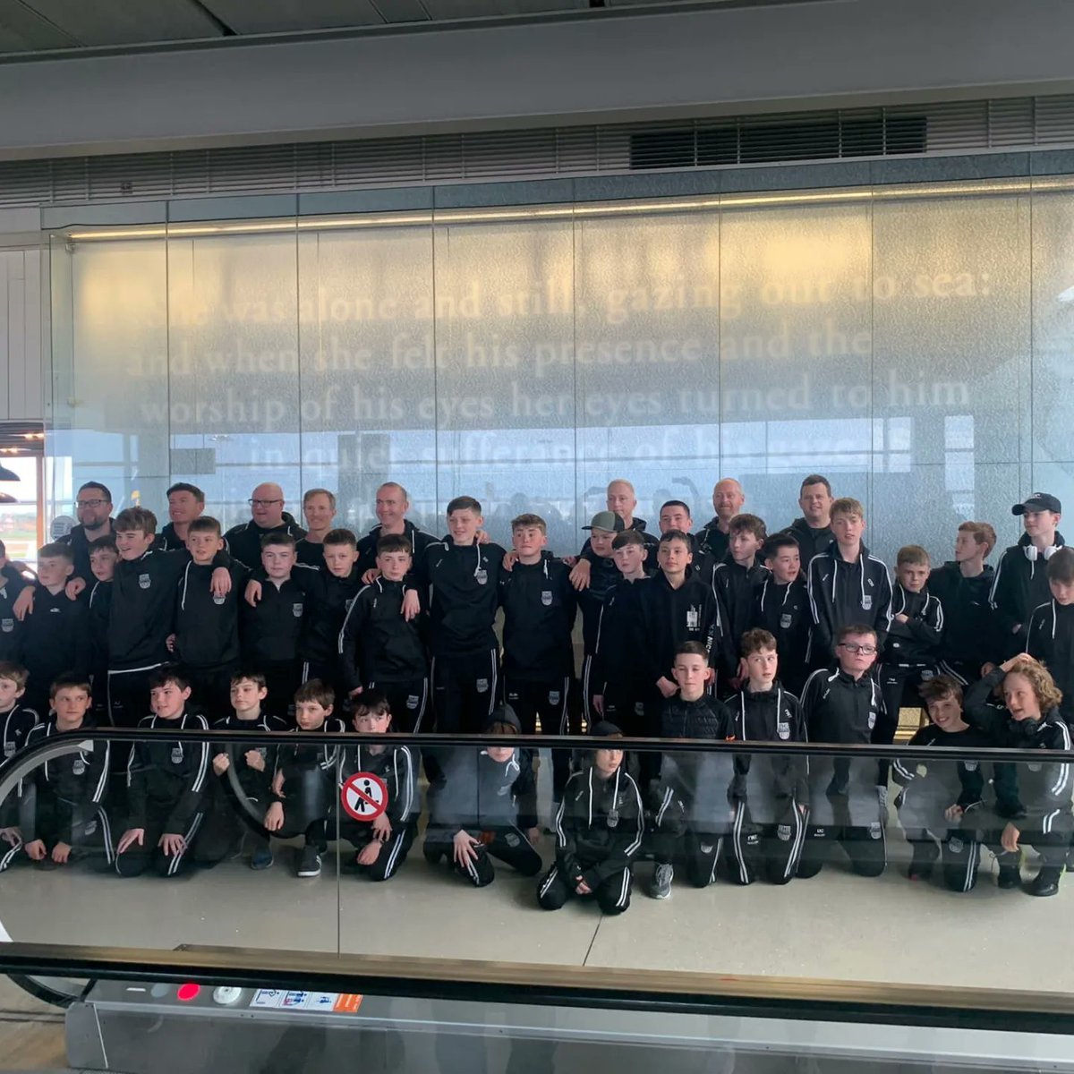 rahenyunited's tweet photo. 🖤 | 𝙊𝙪𝙧 𝙂𝙚𝙣𝙩𝙨!

This week, it's the turn of our U13s to head off to Barcelona! 🇪🇸

They're pictured here in Dublin Airport and check out the message we received from a lady who was on their flight! 👏 

⚫ #RUFC | ⚪ #CmonTheParish https://t.co/OBTs2BkPYp