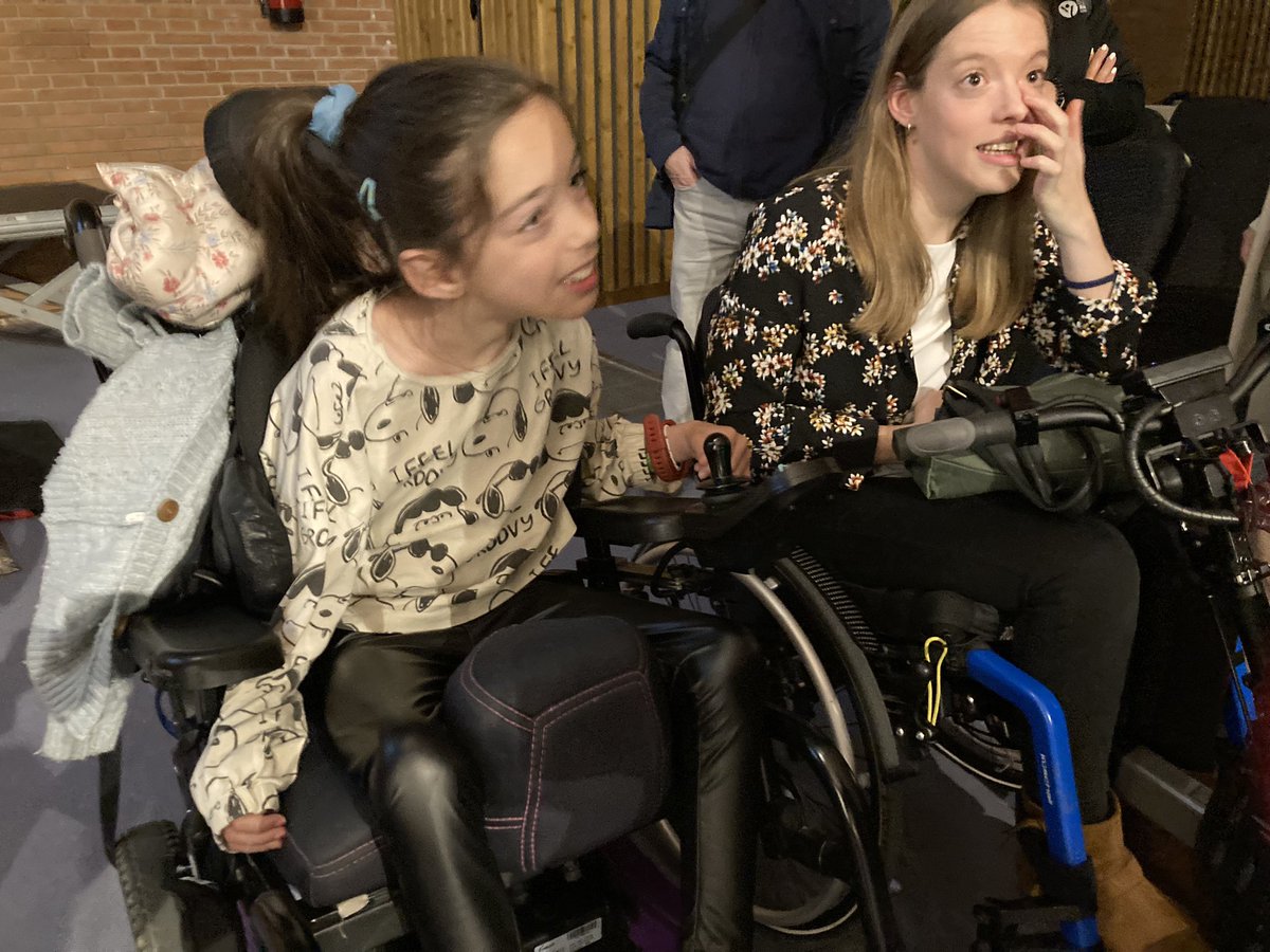JuanJotaES's tweet photo. La pequeña Laia quería su foto con Marta Fernández 

La importancia de los 𝗩𝗔𝗟𝗢𝗥𝗘𝗦 en el deporte https://t.co/6rq2KbxSRN