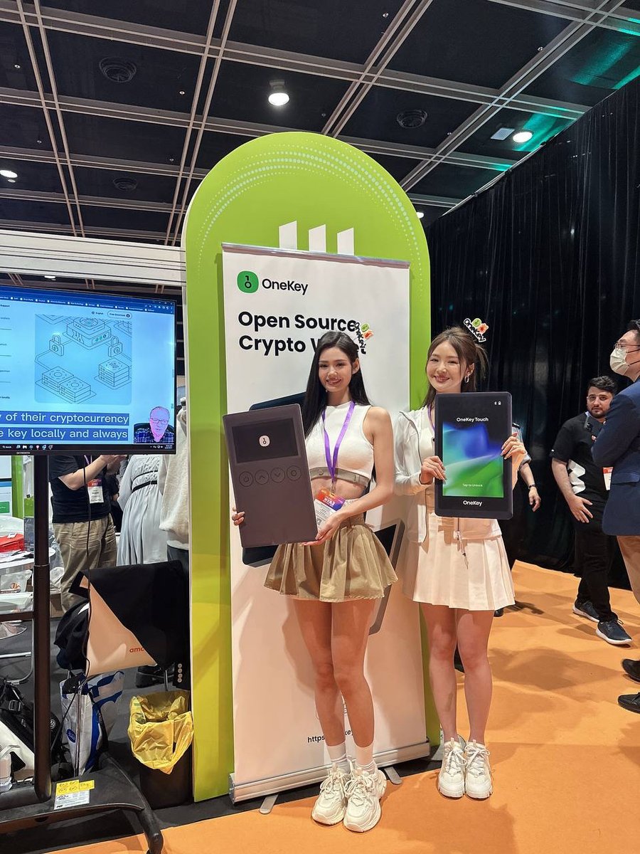 BixinIntern's tweet photo. Hey, we are at Hong Kong Convention and Exhibition Centre! https://t.co/HwPm7jkzSo