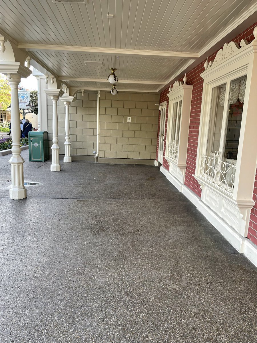 DedicatedToDLP's tweet photo. Champagne lovers - your dreams have been crushed. Yesterday’s beautiful stall is gone! @DisneylandParis #insideears https://t.co/qU3YzHQZqv
