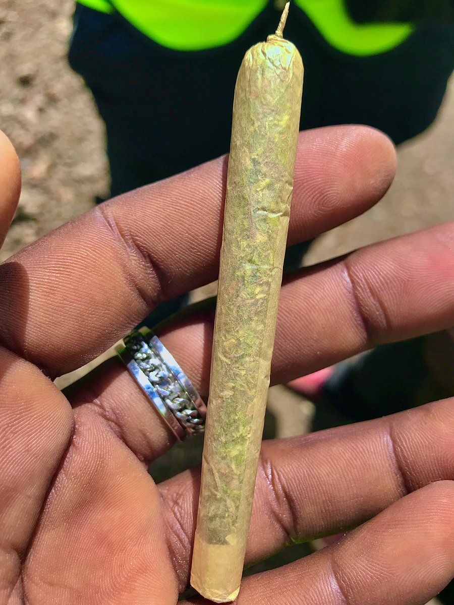 ukonangapi's tweet photo. I think the weed is addicted to me cuz why did i roll so good https://t.co/9A2rTruukf