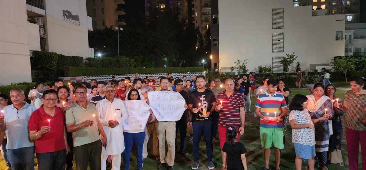 gsinglajourno's tweet photo. #Gurgaon बिल्डरों का प्रोजेक्ट बेचकर भी पेट नही भरता। सोसायटी में अपने ही प्रतिनिधियो से RWA गठन कर रखरखाव शुल्क व अन्य राशि का भी सालो-साल दुरुपयोग करते हैं। #Bestech के खिलाफ #ParkViewAnanda निवासियों ने निकाला कैंडल मार्च।
@M3MIndiaPvtLtd @GolfestateRwa @m3mmarina https://t.co/kTIaa2kC5b