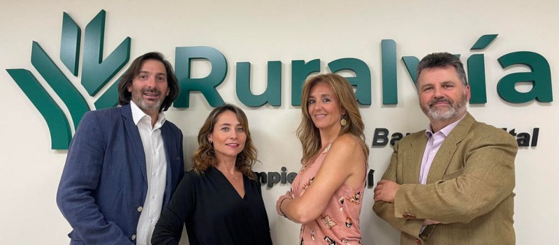 Mercados21's tweet photo. Conocemos cómo se lleva a cabo y qué hay detrás de un #proceso #transformacional en el sector #financiero, a través del cambio y lanzamiento de la nueva #BancaDigital y #APPRuralvia de @grupocrsur / https://t.co/qdzPCbKxUz https://t.co/uGpw83ix0K