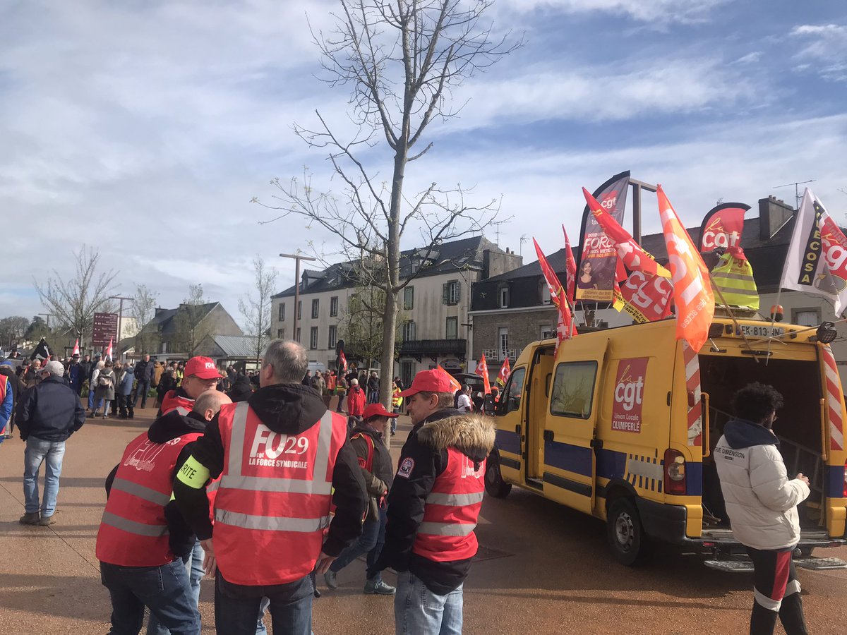 OuestRenaud's tweet photo. Quimperlé. A 10 h 49, 3 secondes les manifestants contre la réforme des #retraites respectent une minute de silence pour notifier « la démocratie  bafouée » https://t.co/1tOcsyDlDc