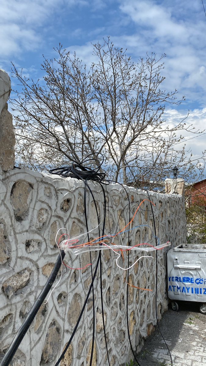 Alt yapı başvurumuz  sonucu kabloyu böyle bıraktılar  evimizin 300mt aşağısında türk telekom binası var!! Ne diyelim geleceksiniz diye umudumuz var <a href="/TurkTelekom/">Türk Telekom</a>