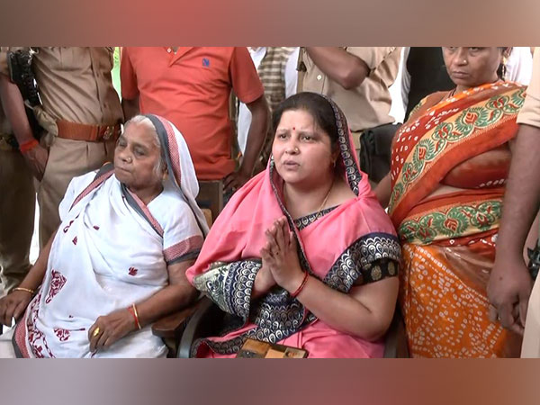 ani_digital's tweet photo. "Tribute to my son," Umesh Pal's mother thanks CM Yogi after Atiq Ahmed's son killed in encounter

Read @ANI Story | https://t.co/i9jHYMPmaZ
 #UmeshPal #CMYogi #AtiqAhmed #Encounter https://t.co/4Ifyz9Z8MQ