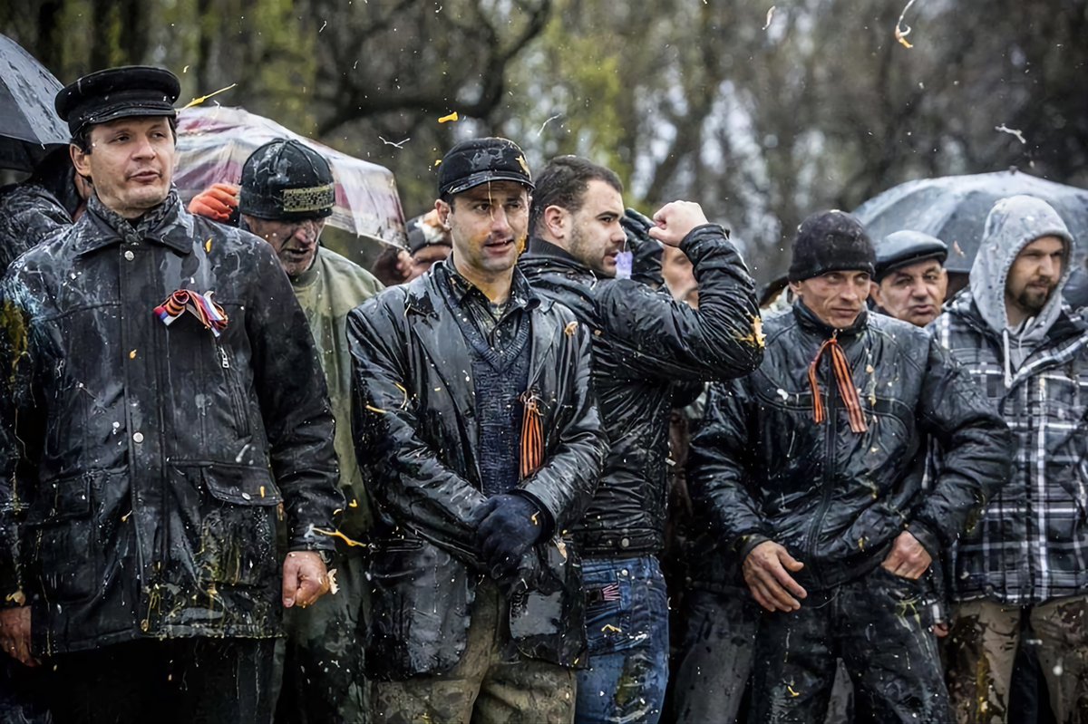 Hace hoy 9 años, 300 antifascistas cosacos resistian heroicamente el golpe de estado fascista en Zaporozhye (Ucrania).

Estos 300 cosacos emulando a los espartanos unidos en un circulo, resistieron más de 6 horas los ataques de los nazis ucranianos de Pravy Sektor.

A pesar de