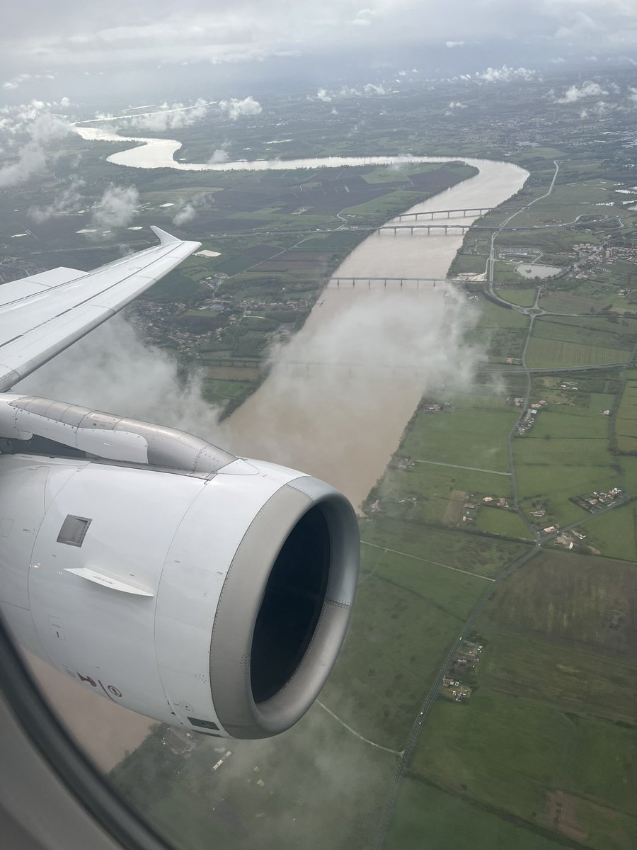 Thought to avoid French unrest over horrific prospect of 64 retirement by flying to Bordeaux from Frankfurt, but “unrest” delayed us one hour, the tanned jovial @lufthansa pilot said, and he is a fan of Bordeaux. 😊 @ugcbwines @PlanetBordeaux @crus_classes @CrusBourgeois