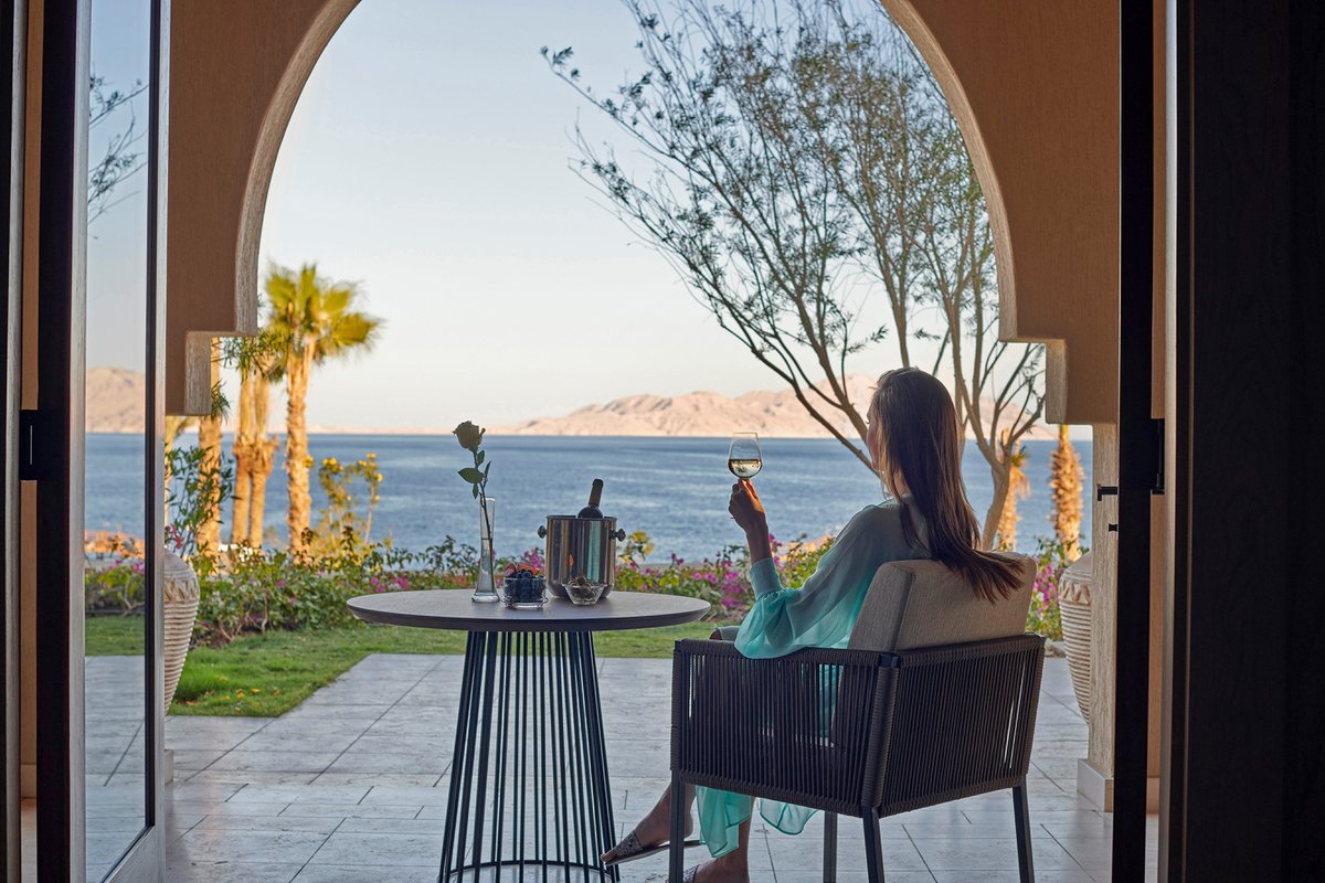 FSSharmElSheikh's tweet image. Sit back, sip, and let your worries melt away when you take front row seats to breathtaking Red Sea views in the comfort of your private terrace. 
#FourSeasons
#FSSharmElSheikh
#DreamwithFS