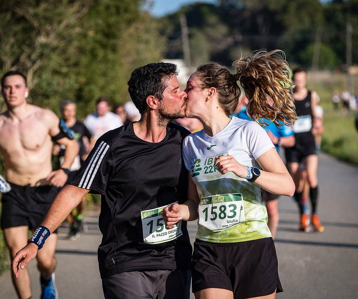 IbizaMarathon's tweet photo. ¿A quién le diste el primer beso tras cruzar la meta de la 6ª edición del Santa Eulària Ibiza Marathon? 😉🥰

¡Feliz #DíaInternacionalDelBeso! 

#SEIM #RunAndFeel https://t.co/8wi2RB7EIQ