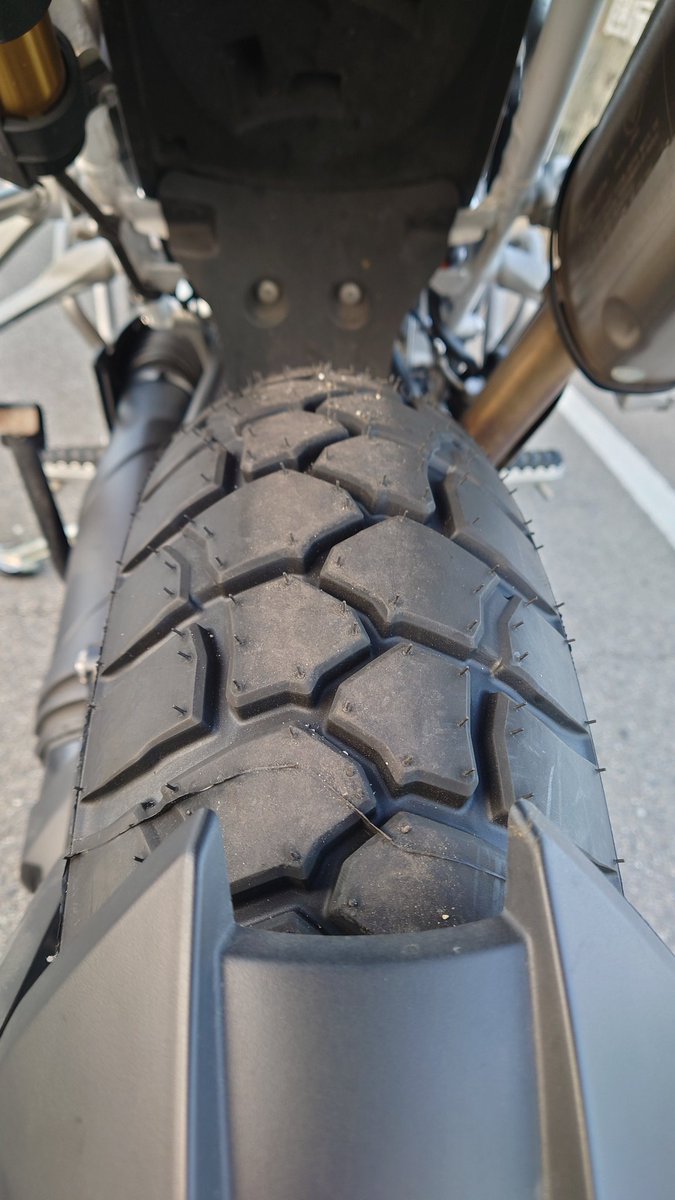 nabe43026852's tweet photo. タイヤ交換終わったぜ😁👍
#10ヶ月で17000キロ
#安定のMICHELIN
#ANAKEE ADVENTUE https://t.co/rTuD3Orglm