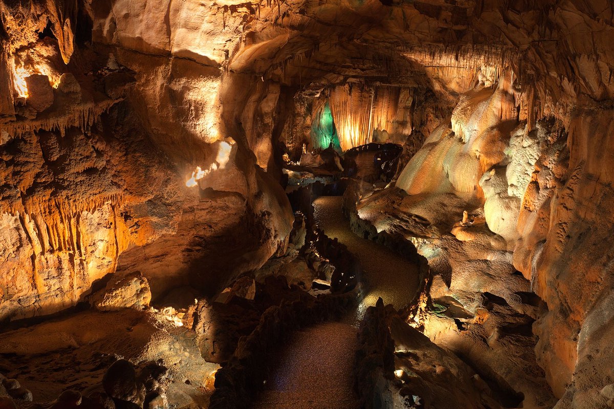 visitportugal's tweet photo. Come and #visit the #Serras de #Aire e Candeeiros #Natural #Park and discover its greatest wealth. https://t.co/ponFWakPRG Let your curiosity drive you to visit some fascinating #caves like Caves of Santo António, Moeda, Mira d’Aire and Alvados. Set your inner explorer free 😉 https://t.co/8BIH1rXz4t