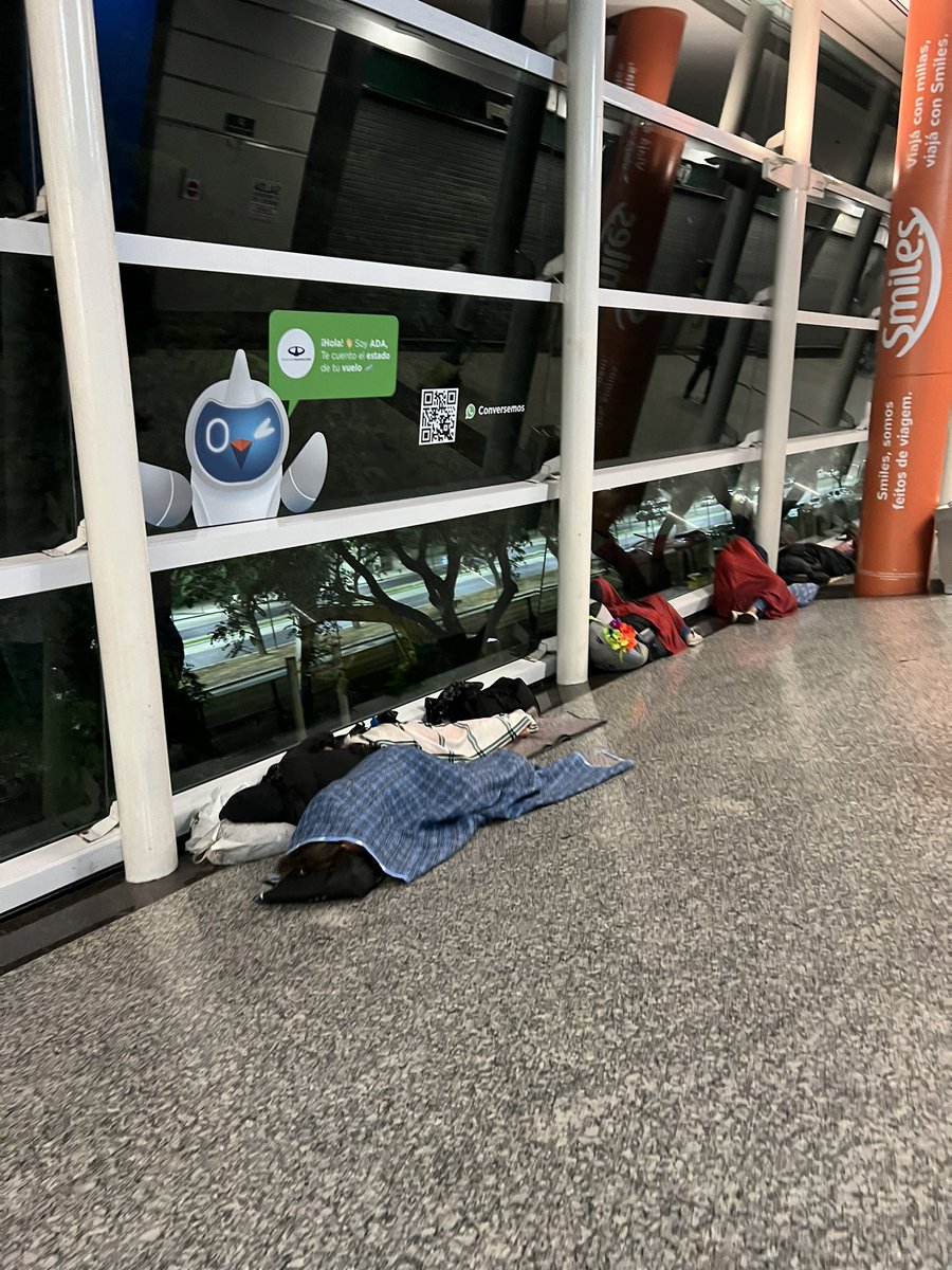 Cada vez más gente durmiendo en el Aeroparque. Familias también. ¿Se  podrá hacer algo? #Jueves
