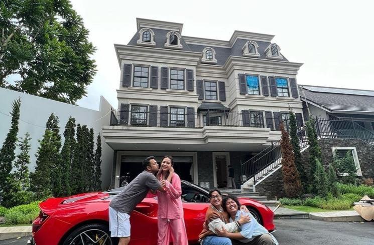 datukhensem's tweet photo. Ada orang tanya raffi ahmad ni kaya ke. 

Kalau kat Indonesia, dia dipanggil sebagai Sultan. 

Ni rumah baru dia baru buat. Harga 85 billion rupiah. Bersamaan RM25.4 juta. https://t.co/PzgquNSCOc