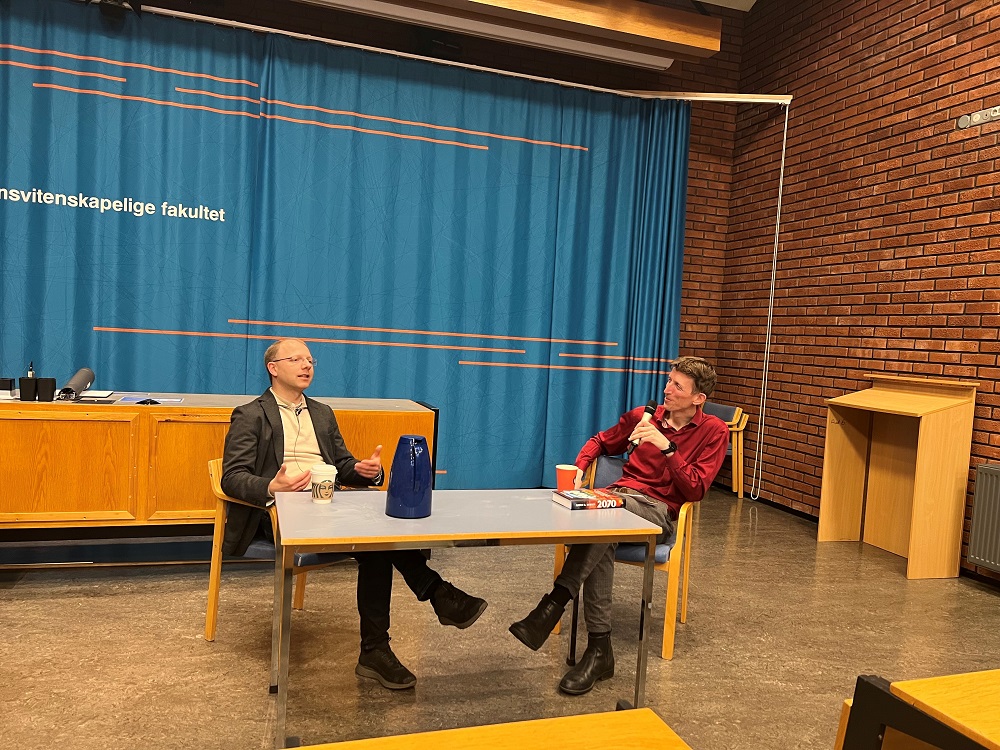SV-fakultetet UiO (@unioslo_svfak) on Twitter photo - Vi i Norge har ikke forstått alvoret i klimakrisen, sa <a href="/bjornhs/">Bjørn H. Samset</a> <a href="/CICERO_klima/">CICERO - Center for International Climate Research</a> på Politisk frokost m. #statsvitenskap <a href="/oivinbr/">Øivind Bratberg</a> <a href="/UniOslo/">Universitetet i Oslo</a> #climate. Sol- og vindkraft vil, ifølge ham, være viktigst i det grønne skifet. Samset tok til orde for mer tverrfaglig forskning på klima. - Vi i Norge har ikke forstått alvoret i klimakrisen, sa <a href="/bjornhs/">Bjørn H. Samset</a> <a href="/CICERO_klima/">CICERO - Center for International Climate Research</a> på Politisk frokost m. #statsvitenskap <a href="/oivinbr/">Øivind Bratberg</a> <a href="/UniOslo/">Universitetet i Oslo</a> #climate. Sol- og vindkraft vil, ifølge ham, være viktigst i det grønne skifet. Samset tok til orde for mer tverrfaglig forskning på klima.