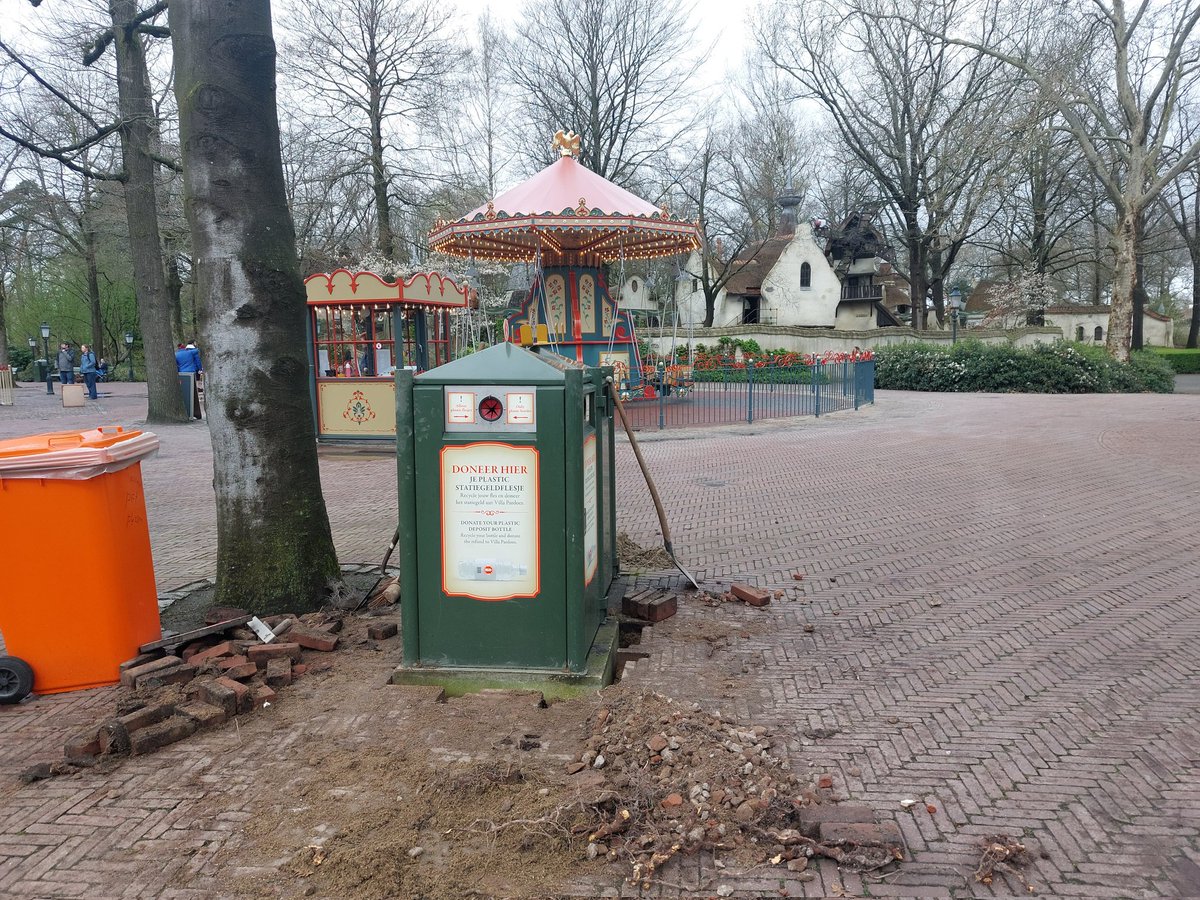 EftelGroen's tweet photo. Nieuwe prullenbakken geplaatst tussen de vernieuwde 'Kleine Zweef' en de 'den Olycke Tweelingh'
#efteling #eftelgroen #antonpieckplein #goedwerk https://t.co/RgGTk7XBQ5