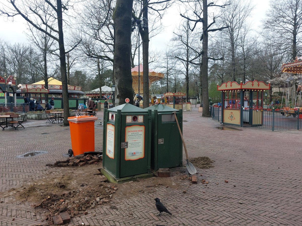 EftelGroen's tweet photo. Nieuwe prullenbakken geplaatst tussen de vernieuwde 'Kleine Zweef' en de 'den Olycke Tweelingh'
#efteling #eftelgroen #antonpieckplein #goedwerk https://t.co/RgGTk7XBQ5