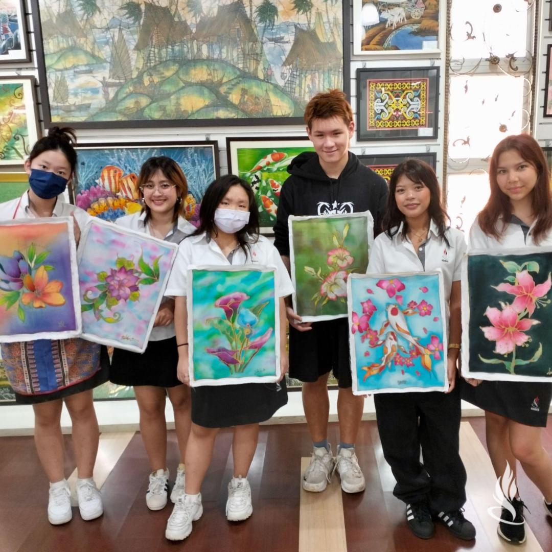 IGBintschool's tweet photo. The #CPStudents travelled to #JadiBatek, and learnt about Malaysia's #TraditionalBatikMethods. They watched how complex patterns were drawn using wax and how colours were applied in various ways. The students were also able to create their very own #BatikArtwork.
ποΈπ¨βπ¨π©βπ¨β¨ https://t.co/Uya8XoHJEq