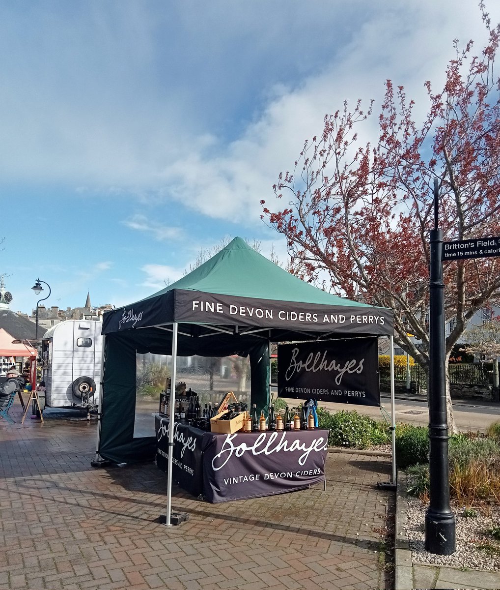 At a sunny Kingsbridge market today, amongst artists jewellers, #riverfordorganic and @yumyumz_thehorsebox. Join us for a drop of cider in the sunshine!