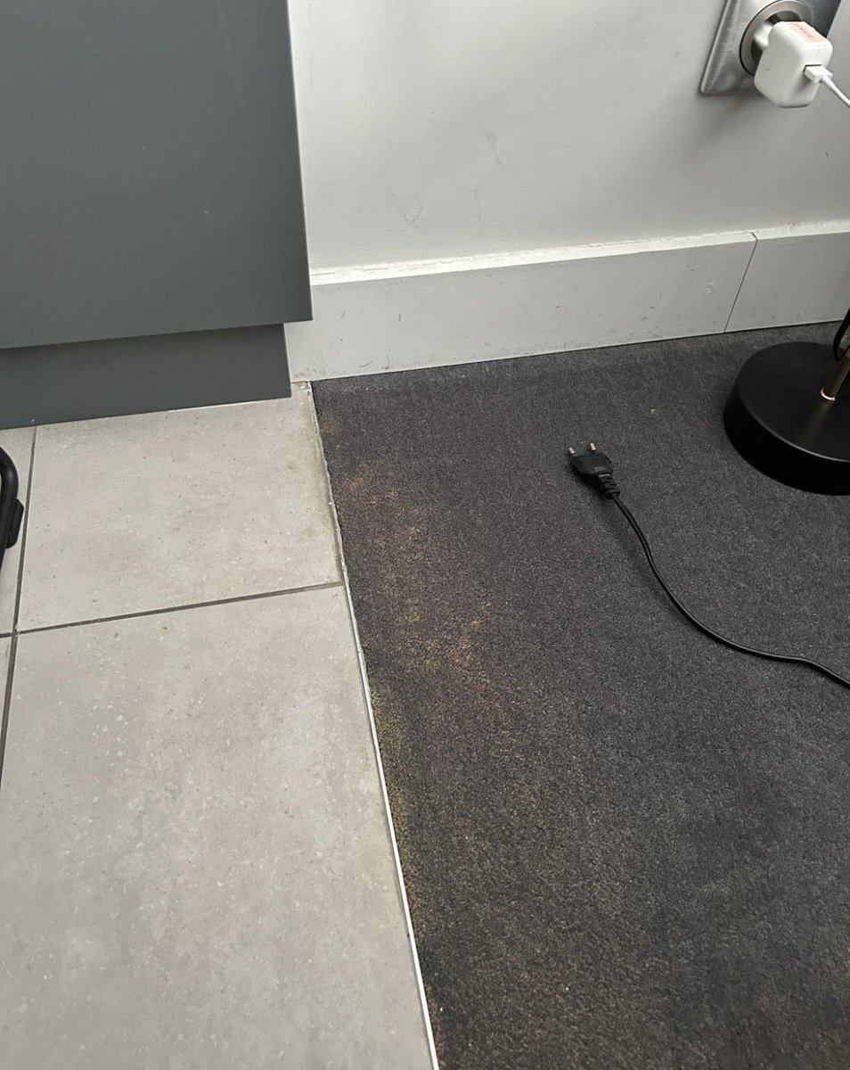 jeanne_plume's tweet photo. @NemeaVacances  Logement insalubre, pas entretenu, moisissures, sol dans un état désastreux, hall d’entrée dans un état catastrophique, aucun geste commercial de la part de l’hôtel. FUYEZ les hôtels NEMEA et surtout celui de Cannes Palais. Partagez un maximum, merci ! https://t.co/S0yQQ6F1Pj