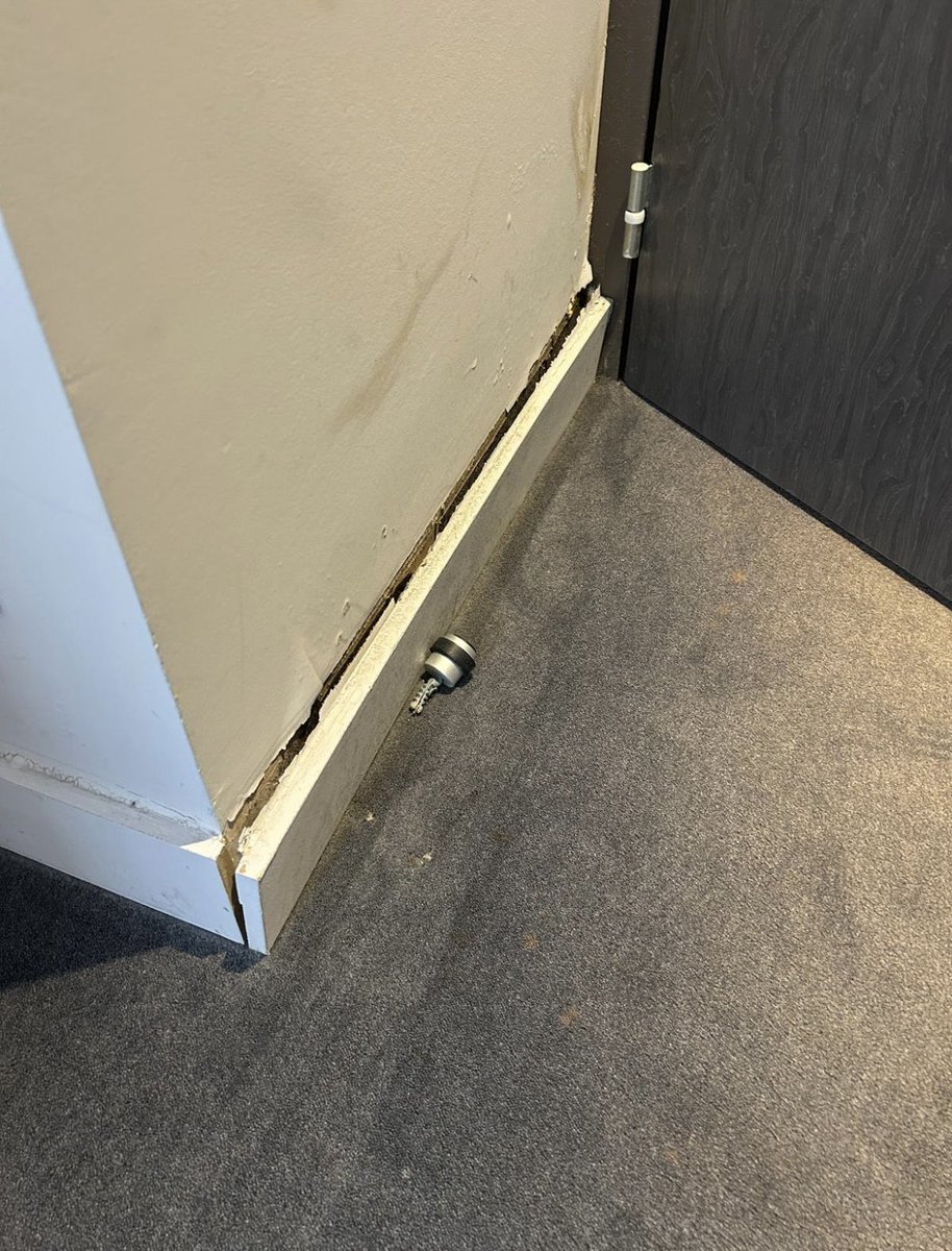 jeanne_plume's tweet photo. @NemeaVacances  Logement insalubre, pas entretenu, moisissures, sol dans un état désastreux, hall d’entrée dans un état catastrophique, aucun geste commercial de la part de l’hôtel. FUYEZ les hôtels NEMEA et surtout celui de Cannes Palais. Partagez un maximum, merci ! https://t.co/S0yQQ6F1Pj
