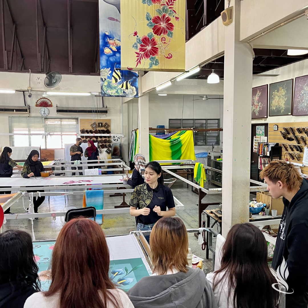 IGBintschool's tweet photo. The #CPStudents travelled to #JadiBatek, and learnt about Malaysia's #TraditionalBatikMethods. They watched how complex patterns were drawn using wax and how colours were applied in various ways. The students were also able to create their very own #BatikArtwork.
ποΈπ¨βπ¨π©βπ¨β¨ https://t.co/Uya8XoHJEq