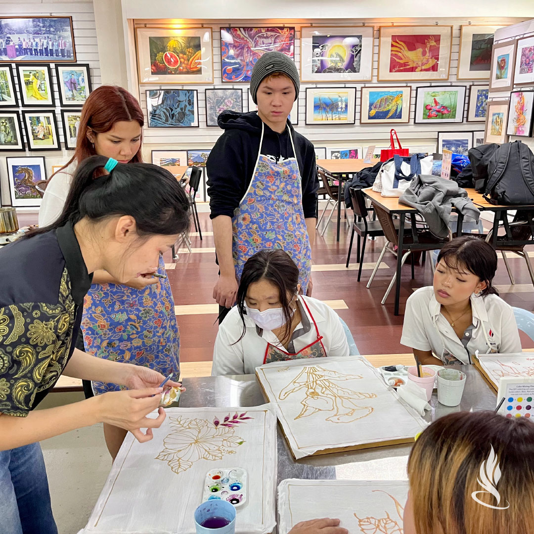 IGBintschool's tweet photo. The #CPStudents travelled to #JadiBatek, and learnt about Malaysia's #TraditionalBatikMethods. They watched how complex patterns were drawn using wax and how colours were applied in various ways. The students were also able to create their very own #BatikArtwork.
ποΈπ¨βπ¨π©βπ¨β¨ https://t.co/Uya8XoHJEq